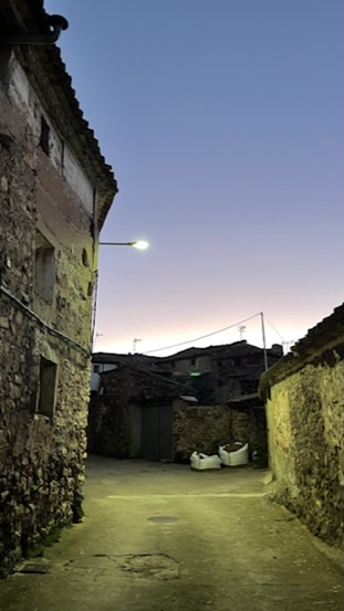 Calle del pueblo al anochecer