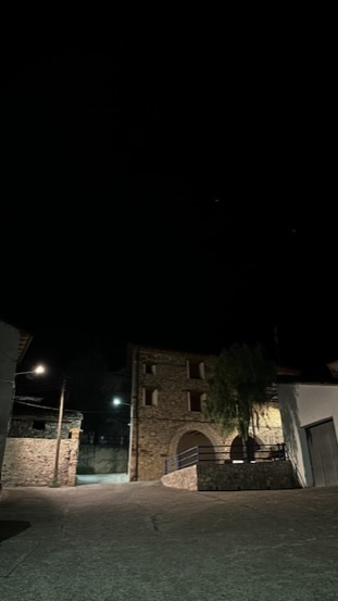 Vista nocturna de la plaza