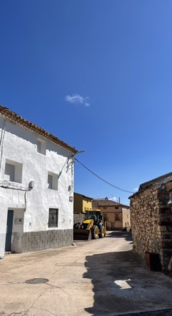 Calle con casas blancas