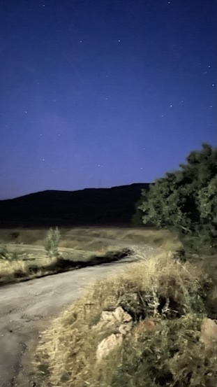 Camino rural bajo las estrellas