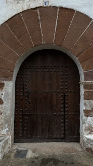 Portón antiguo con arco de ladrillo