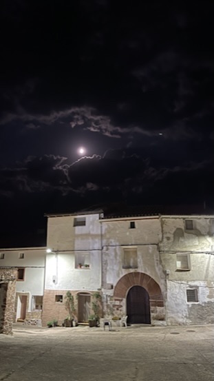 Plaza bajo la luna llena