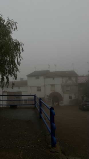 Plaza del pueblo entre la niebla